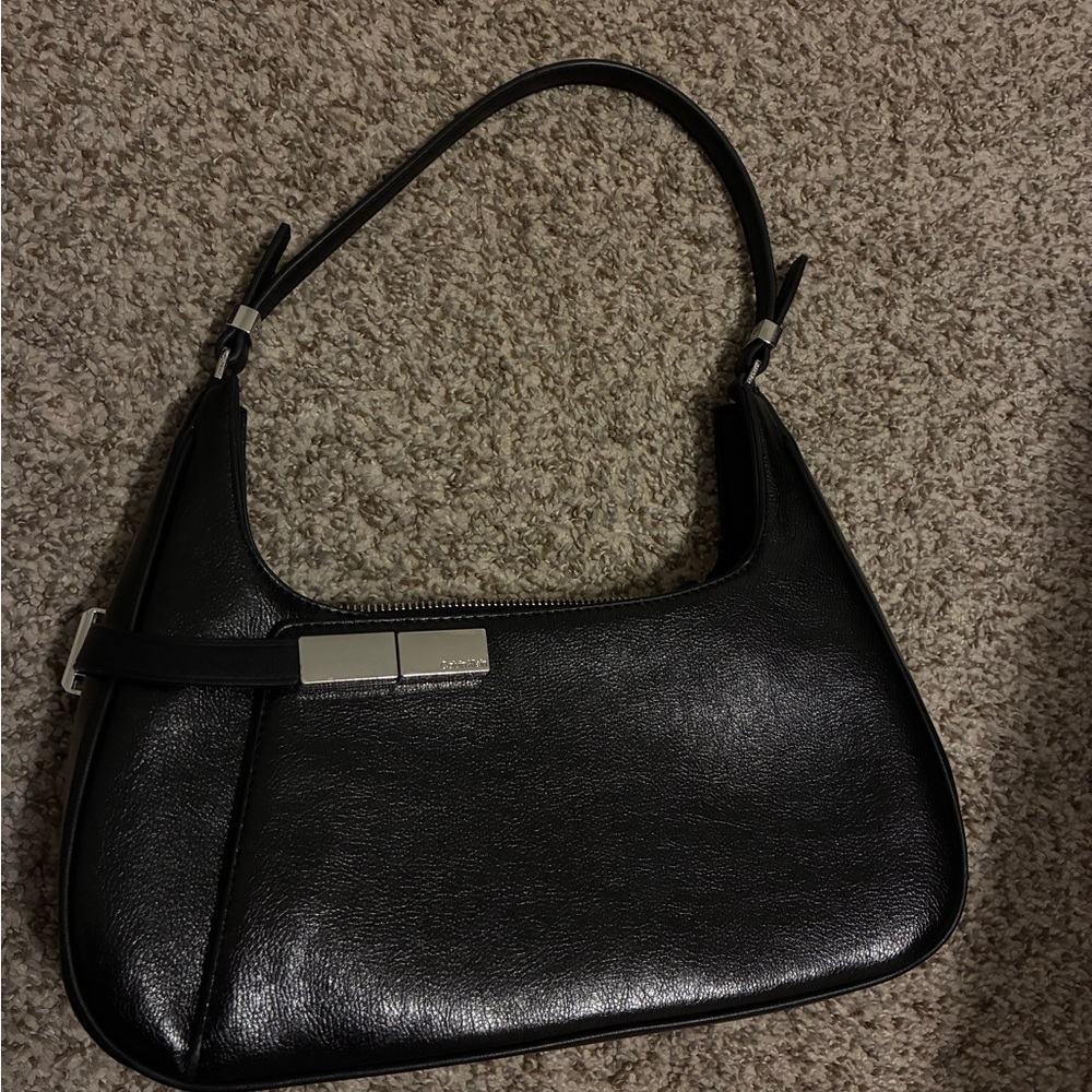 Calvin Klein Black Leather Shoulder Bag with Sleek Design